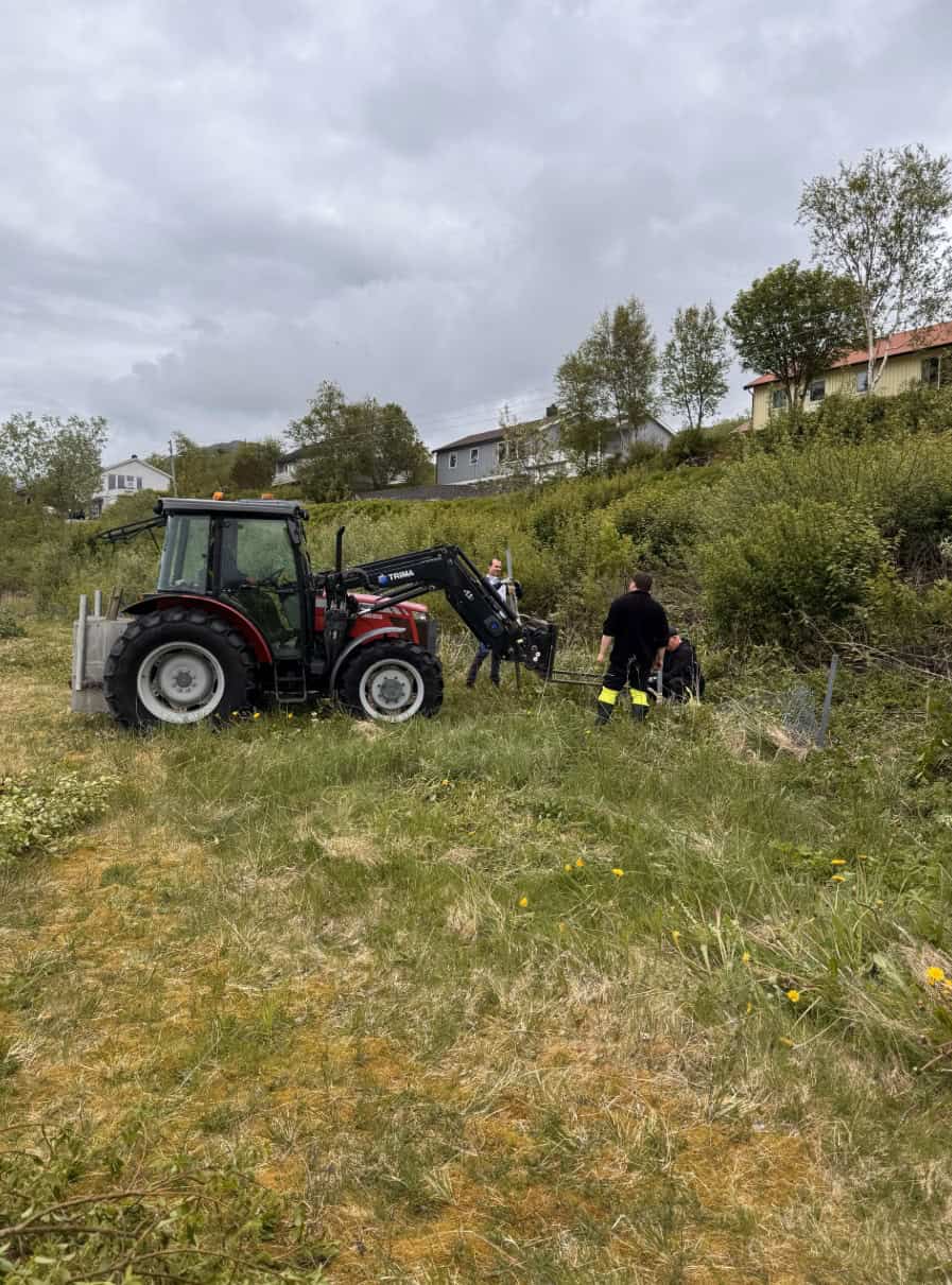 Gjerdestolpene dras opp